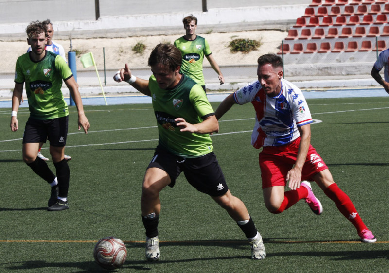 Migue García corre tras Álex Domingo (J. PALMA)