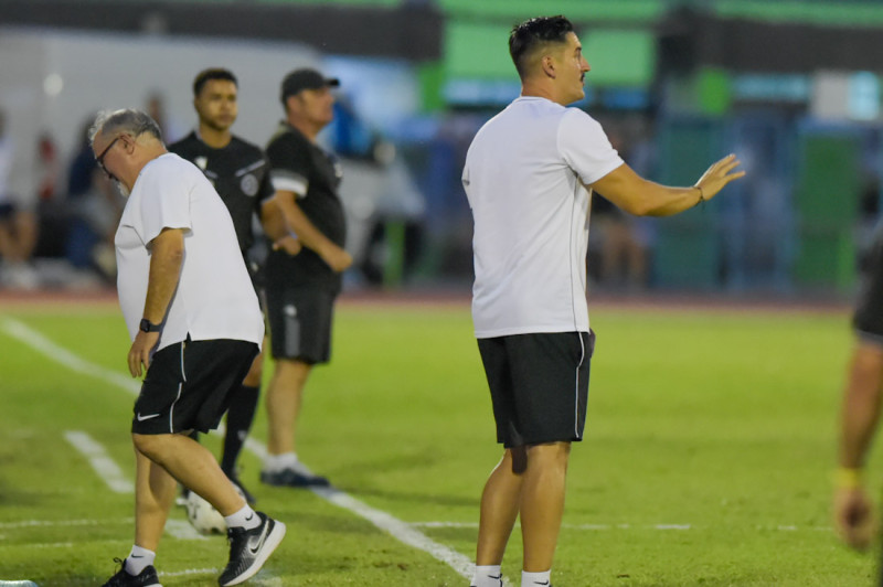 Seco da instrucciones a sus jugadores (GPMEDIA)