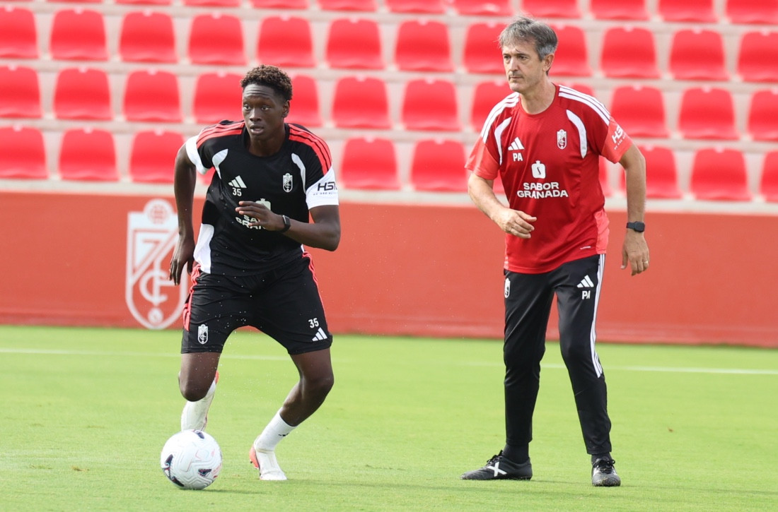 Pacheta ha estado muy encima de sus jugadores durante la sesión (J. AZCOYTIA)