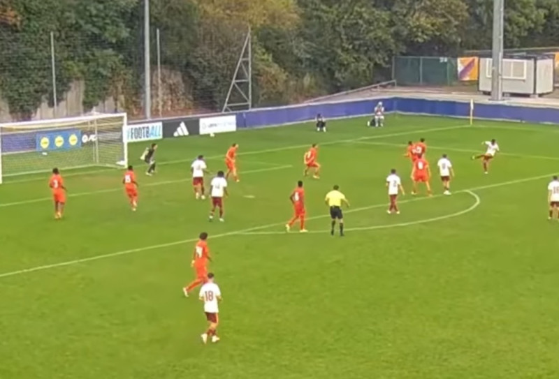 Instante en el que Owen dispara para marcar el 0-2 ante Canadá
