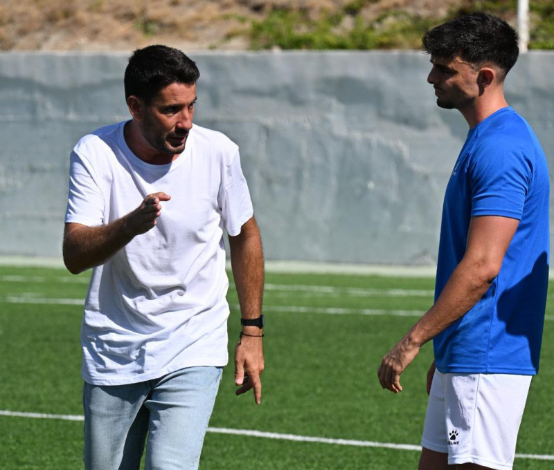 Juan Andrés Martos, entrenador del Almuñecar CF, da instrucciones a un jugador (ALMUÑECAR CF)
