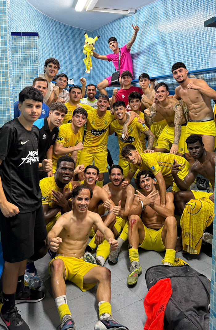 El CD Huétor Tájar celebra el triunfo (CD HUETOR TÁJAR)