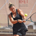 Ariana Geerlins golpea la bola (FEDERACIÓN CANARIA DE TENIS)