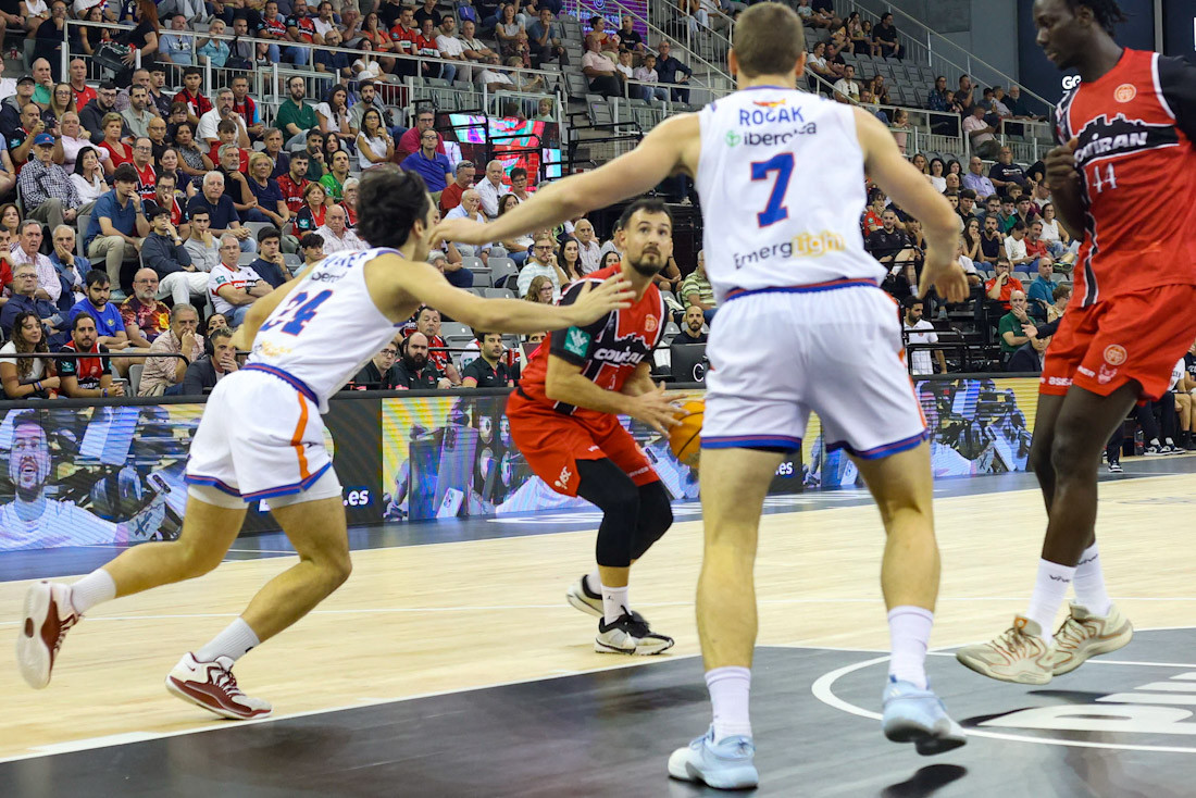 Lluís Costa durante el partido ante Tizona (GPMEDIA)