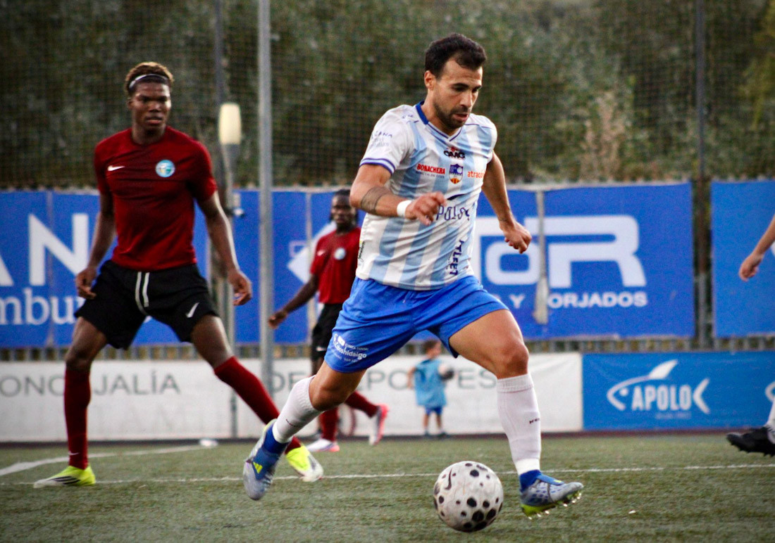 Diego Gámiz controla el balón durante el encuentro (NATALIA CASTILLO)