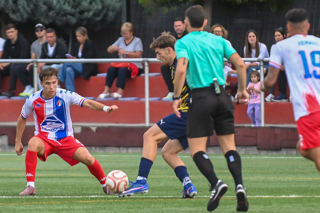 Álvaro Sierra intenta robar el balón (GPMEDIA)