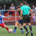 Álvaro Sierra intenta robar el balón (GPMEDIA)