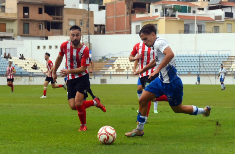 Carlos Camacho (CF Motril) ante el Porcuna (SEMANARIO MUCHO DEPORTE)