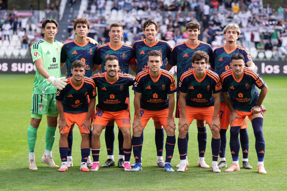 El Granada salió con 11 futbolistas nacionales al campo del Burgos (LOF)