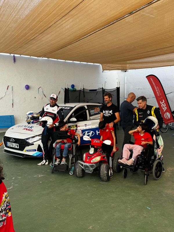 Visita al Colegio Santa Teresa de Jesús (RALLY CIUDAD DE GRANADA) Visita al Colegio Santa Teresa de Jesús (RALLY CIUDAD DE GRANADA)