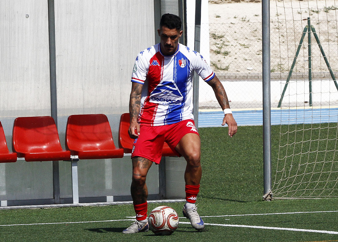 Israel Peláez, jugador del Arenas de Armilla, controla un balón (J. PALMA)