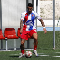 Israel Peláez, jugador del Arenas de Armilla, controla un balón (J. PALMA)