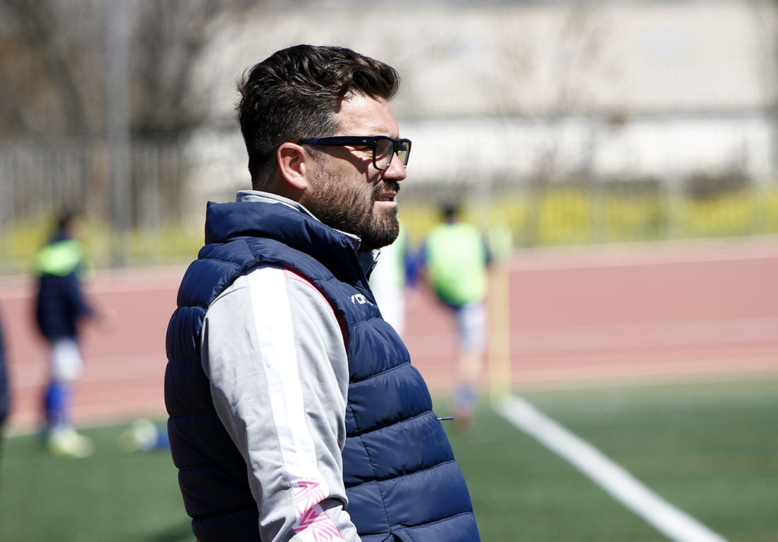 Luis Torres, entrenador del FC Gabia, durante un encuentro (J. PALMA)