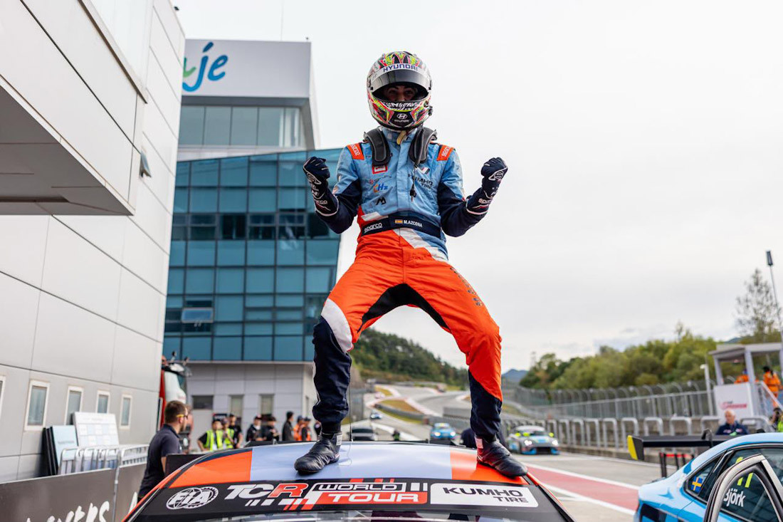 Mikel Azcona celebra el triunfo (REMITIDA POR RALLY CIUDAD DE GRANADA)