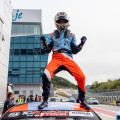 Mikel Azcona celebra el triunfo (REMITIDA POR RALLY CIUDAD DE GRANADA)