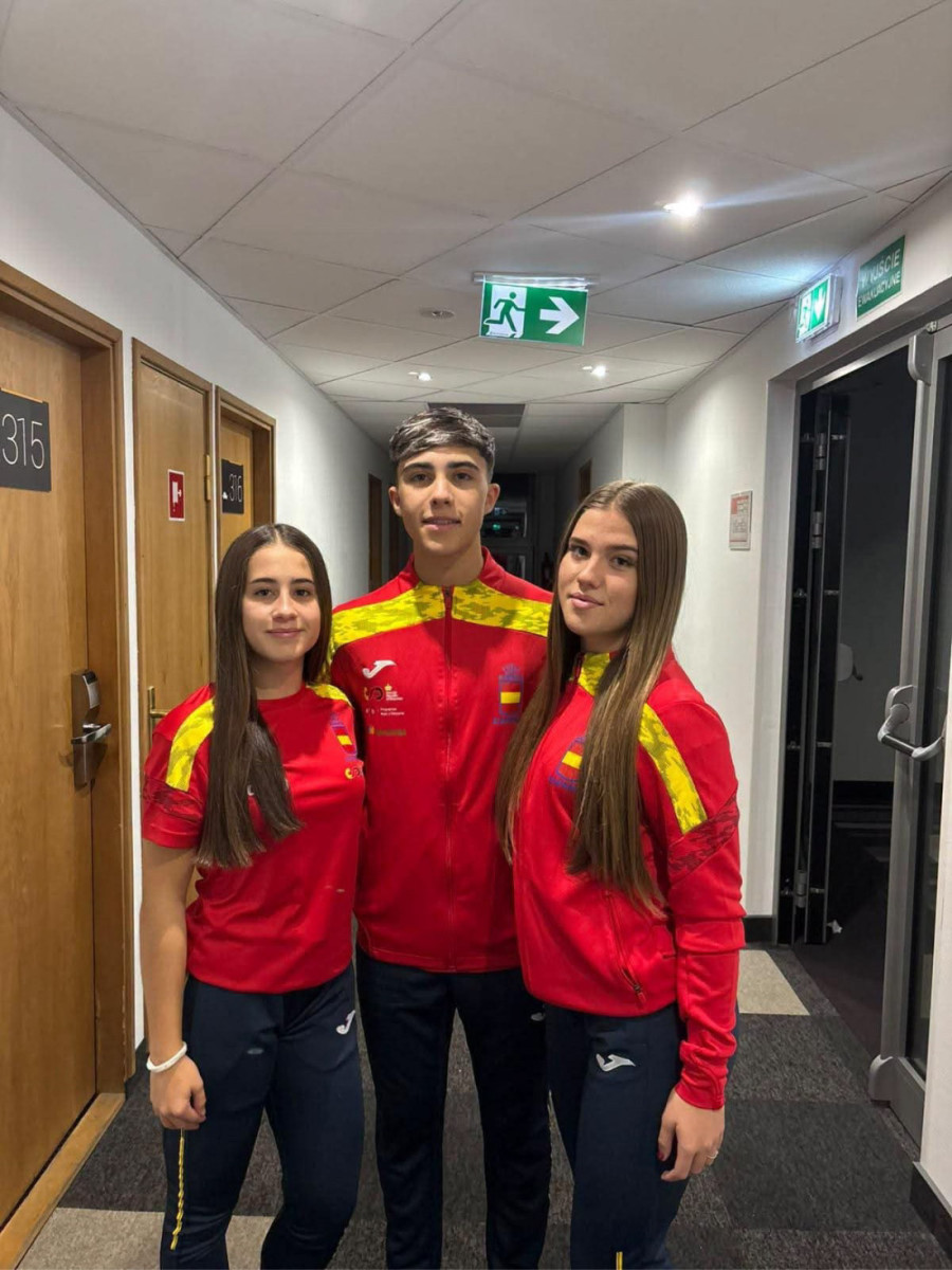 Nadira García junto a David Gómez y Alejandra Gómez (FEDERACIÓN ANDALUZA DE KARATE)