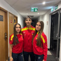Nadira García junto a David Gómez y Alejandra Gómez (FEDERACIÓN ANDALUZA DE KARATE)