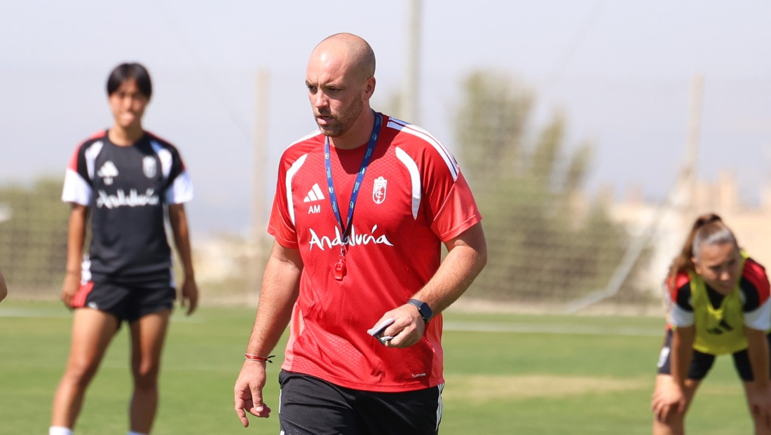 El técnico del Granada femenino espera que el equipo siga progresando (J. AZCOYTIA)