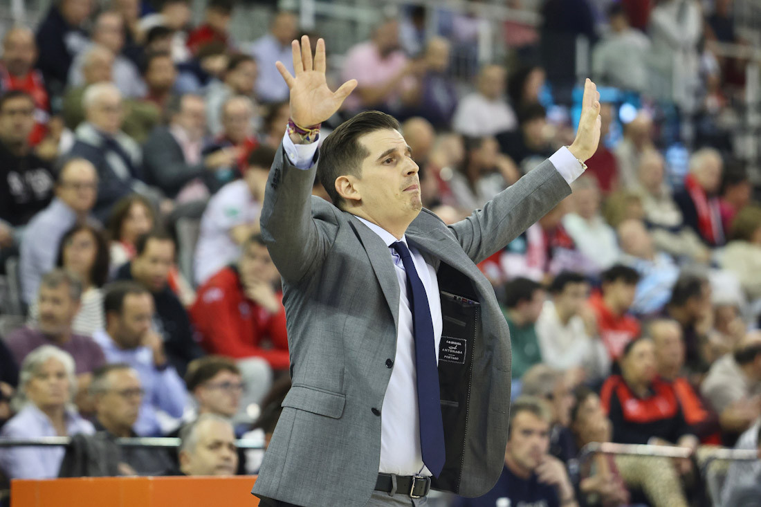 Arturo Ruiz dando instrucciones durante el partido (GPMEDIA)