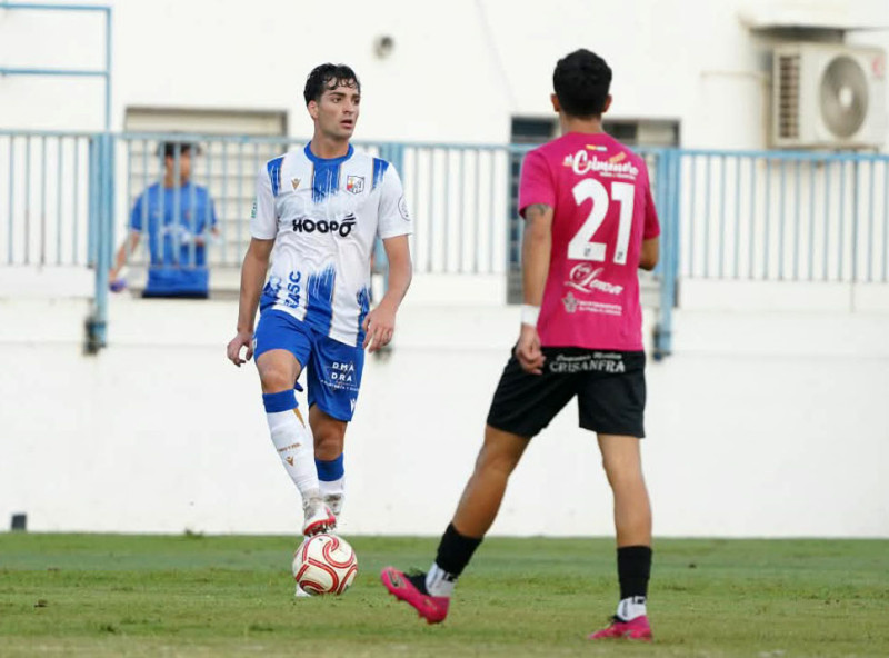 Javi Martínez, con el balón, en un partido de esta temporada (CF MOTRIL)