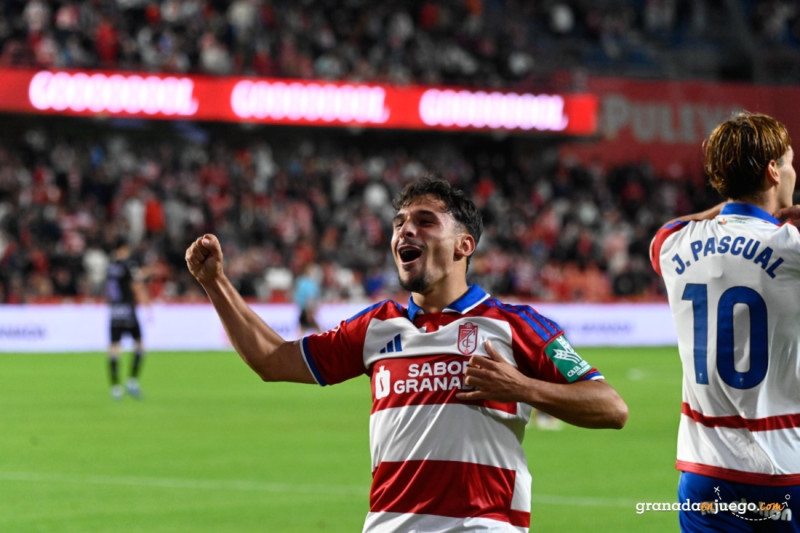 Equipo y afición vuelven a ser uno (J.M. BALDOMERO) Equipo y afición vuelven a ser uno (J.M. BALDOMERO)