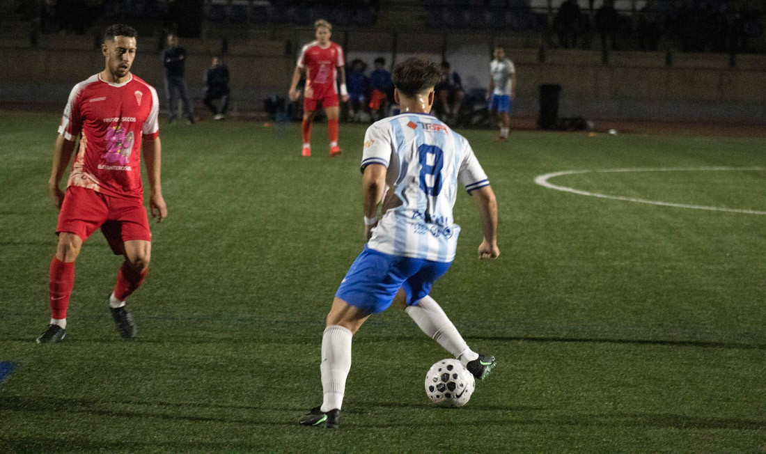 Castillo controla el balón en una acción del partido ante el Guadix (MIGUEL JÁIMEZ)