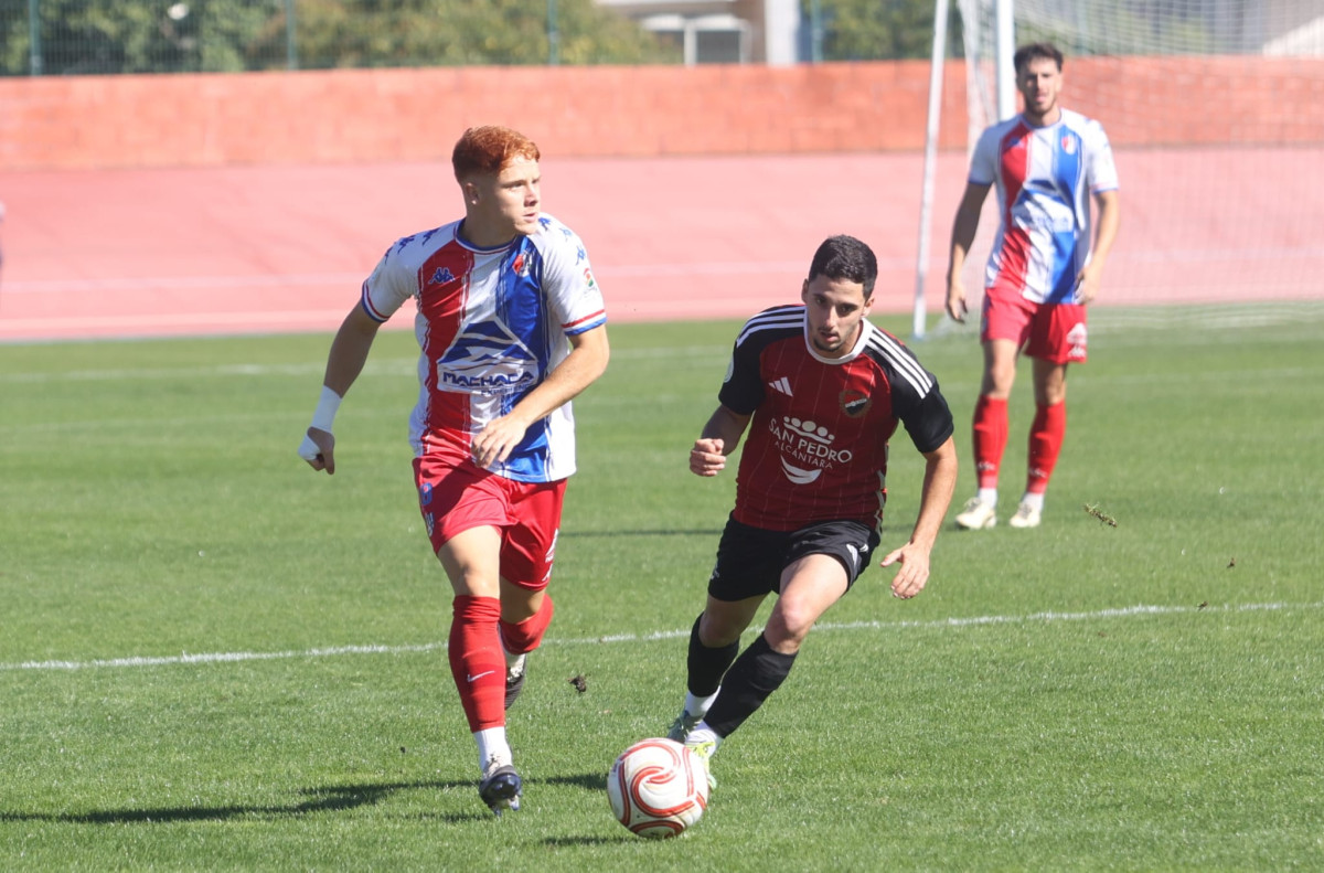 Toro avanza con el balón (GPMEDIA)