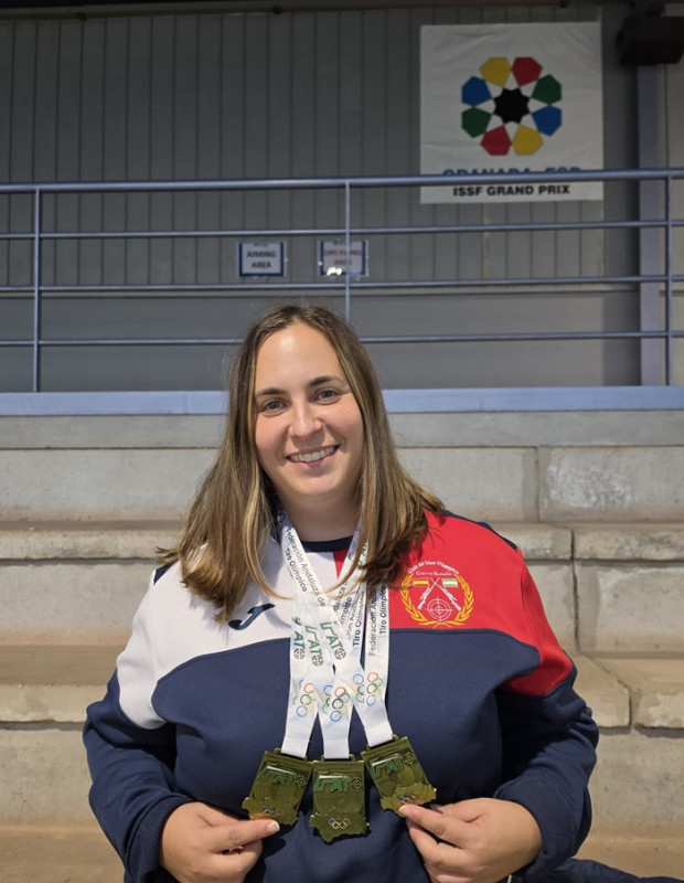 Fatima M.T. posa con sus medallas Fatima M.T. posa con sus medallas