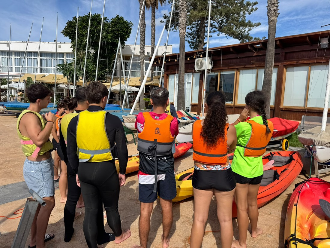 Alumnos durante la jornada formativa (CLUB NAUTICO MOTRIL)