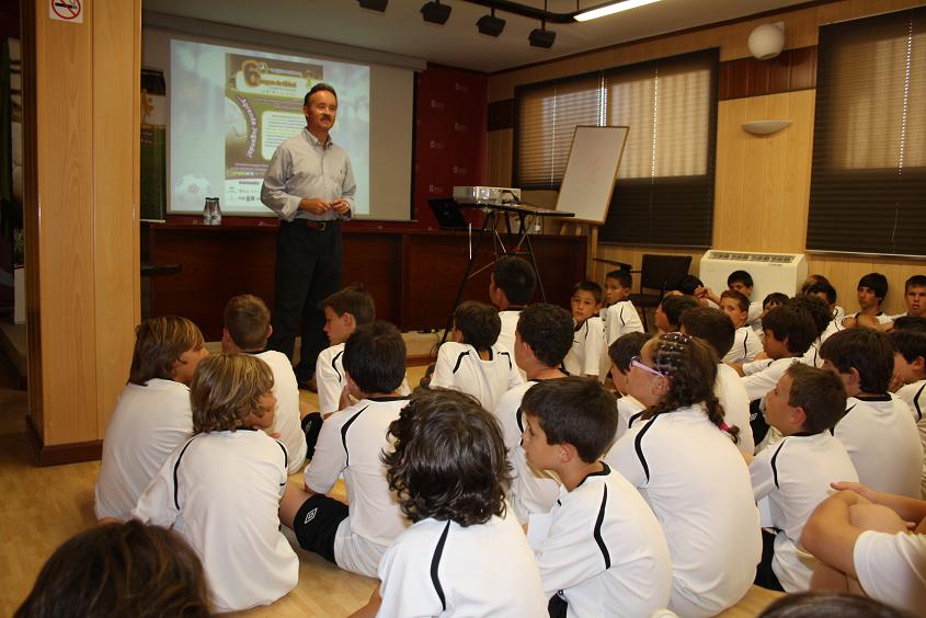 Un instante de la charla del doctor Gallo