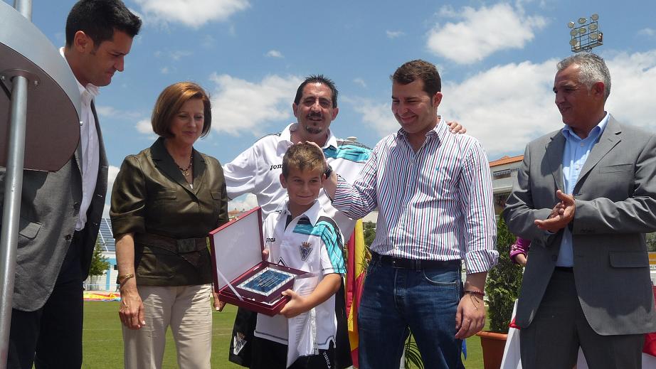 El alcalde entregando un premio en la gala del deporte