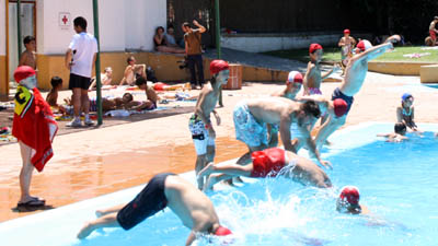 Alumnos del Campus Ciudad de Granada disfrutando de la piscina (GRJ)