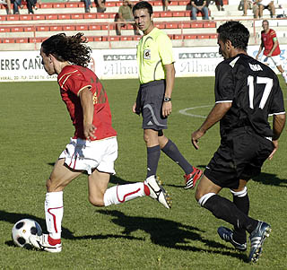 David Gámiz en una acción ante la UD Marbella (PACO AYALA)