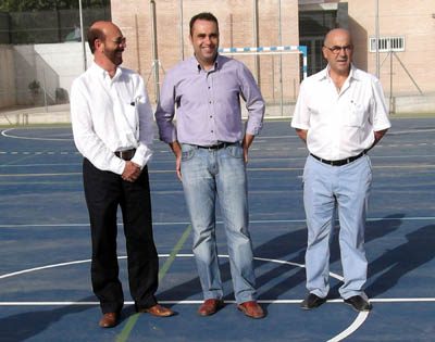Las distintas personalidades políticas visitan la nueva pista polideportiva de Marchal