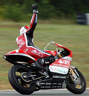 Álvaro Molina celebrando su victoria en el circuito polaco