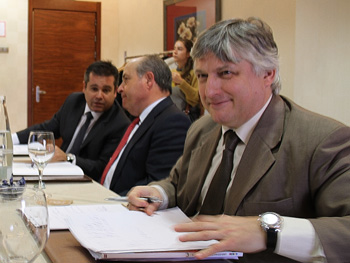Eric Saintrond, en primer término, junto al resto de autoridades durante el consejo rector