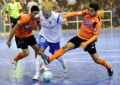 El local Paulinho en una jugada ante el Burela (GRJ)
