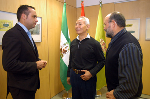 El diputado de Deportes, Francisco Rodríguez, junto al maestro Seishiro Endo