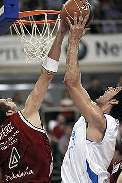 Gutiérrez tapona a Triguero (ACBMEDIA) Gutiérrez tapona a Triguero (ACBMEDIA)