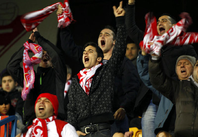 Aficionados rojiblancos en las gradas de El Madrigal (LAOPINIONDEGRANADA.ES)