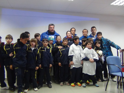 Los jugadores oxigenistas junto a los miebros de las escuelas