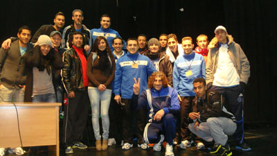Los jugadores del Oxipharma junto a reclusos del centro