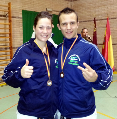 Nuria y Ginés posan con sus medallas