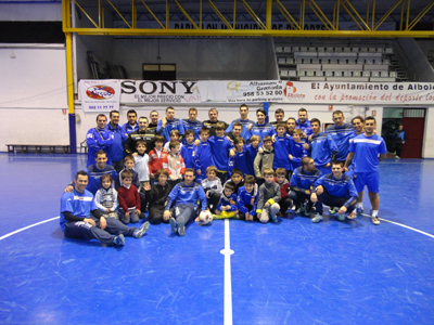 Los jugadores de ambos equipos juntos