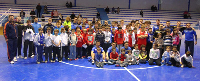 Foto de familia de jugadores y alumnos