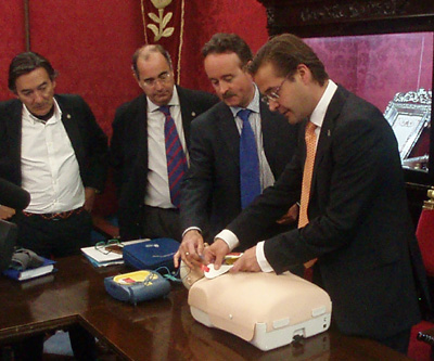 Granados supervisando los nuevos desfibriladores