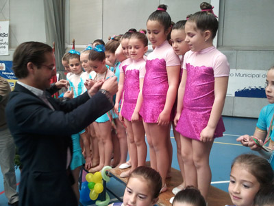 Antonio Granada repartiendo las medallas a las ganadoras