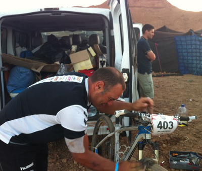 Josñe Manuel Moreno magullado y reparando su bici tras la etapa