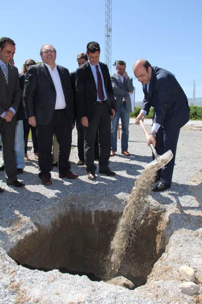 Sebastián Pérez colocando la primera piedra de la Ciudad Deportiva