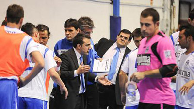 Pedro García alecciona a sus jugadores durante un parón